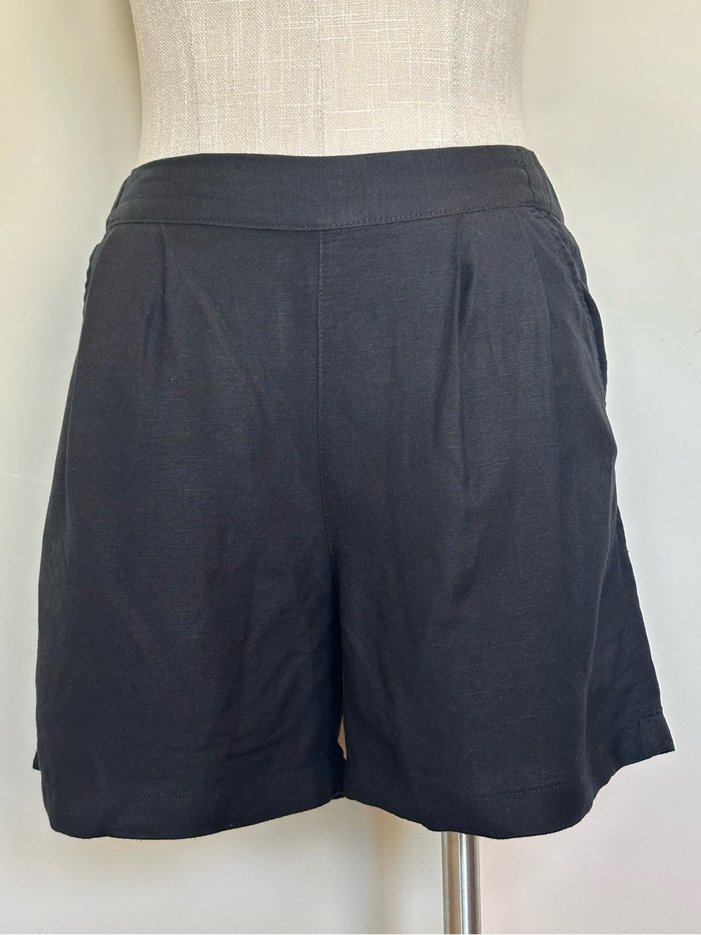 Black Women’s Linen Blend Pull-On Shorts